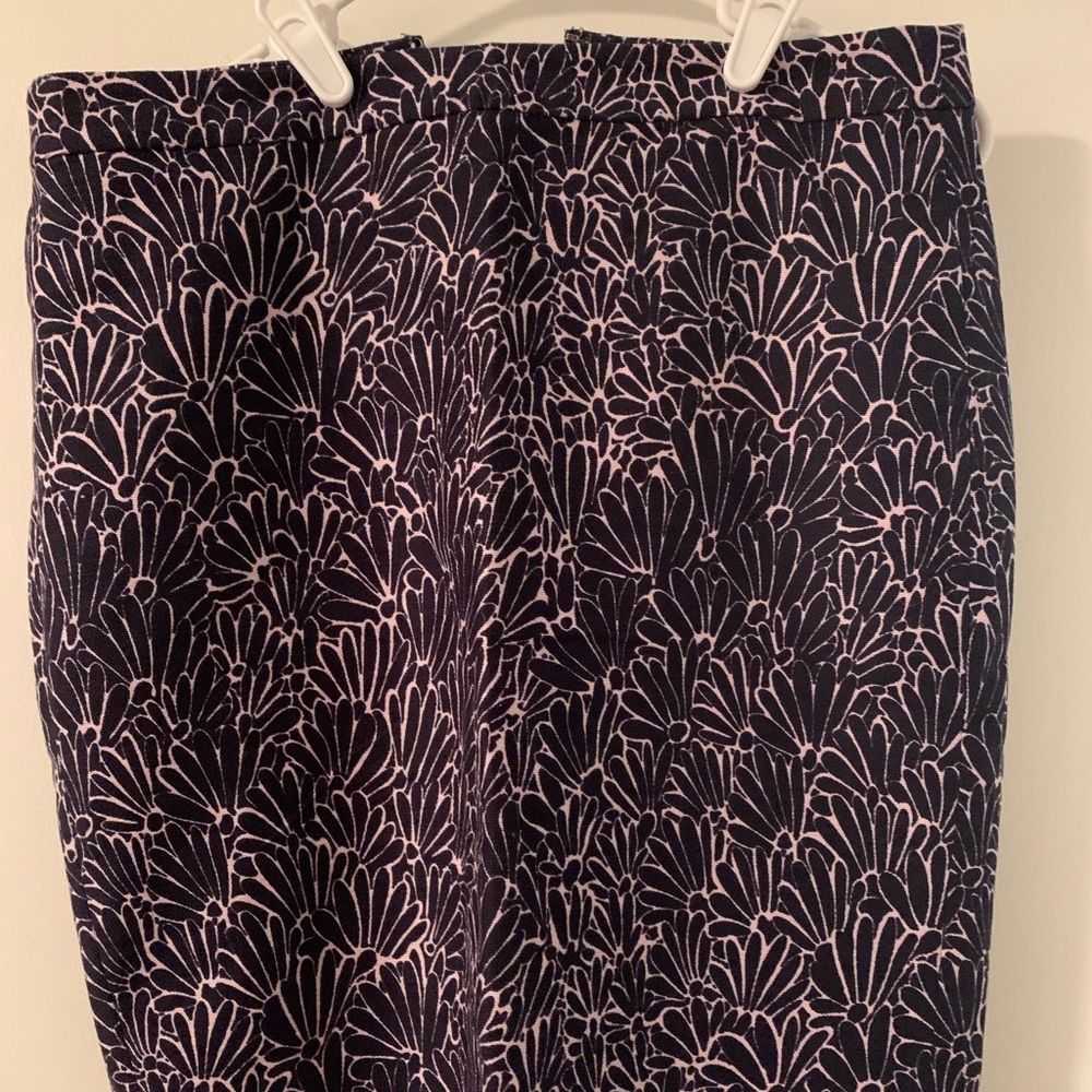 Ann Taylor Loft navy daisy pencil skirt size 6